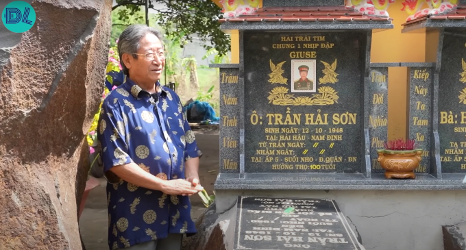 Ông Trần Hải Sơn bên cạnh ngôi mộ của chính mình.