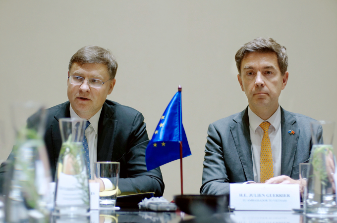 Phó Chủ tịch Điều hành kiêm Cao ủy Thương mại Ủy ban châu Âu Valdis Dombrovskis (trái) và Đại sứ Liên minh châu Âu tại Việt Nam Julien Guerrier trong cuộc gặp mặt báo chí tại Hà Nội. Ảnh: Thanh Phạm