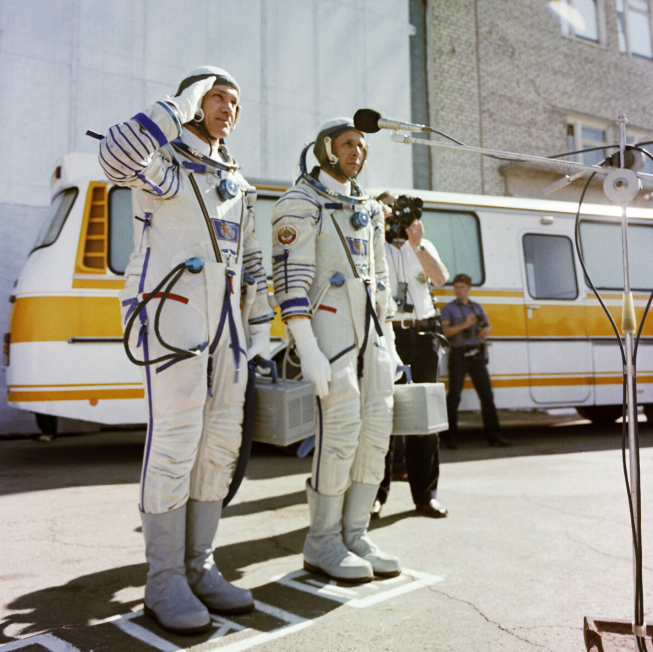   Hai phi hành gia Vladimir Dzhanibekov và Viktor Savinykh. Ảnh: Sputnik  