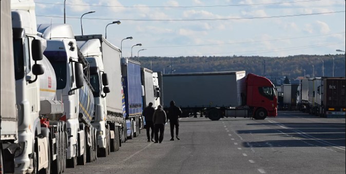 Các phương tiện mắc kẹt ở biên giới hai nước. Ảnh: AFP