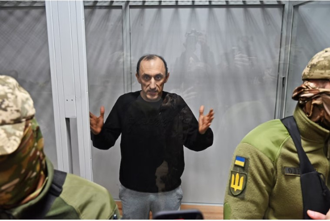 Đại tá Roman Chervinsky xuất hiện trong phòng kính trong phiên điều trần tại Tòa án quận Shevchenko ở Kiev vào ngày 10/10. Ảnh: Washington Post