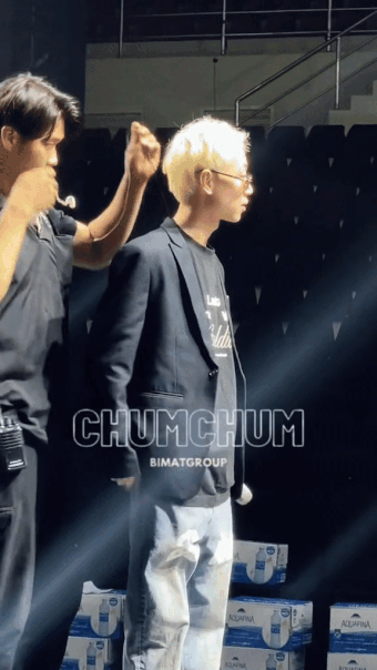 Khoảnh khắc nam rapper đưa mic bằng 2 tay khiến netizen chú ý (Nguồn: @chumchum)