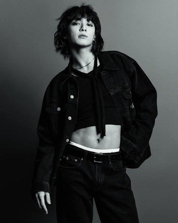 Jennie hóa “chị đại”, Jungkook diện crop top khoe cơ bụng siêu hot trong campaign mới của Calvin Klein