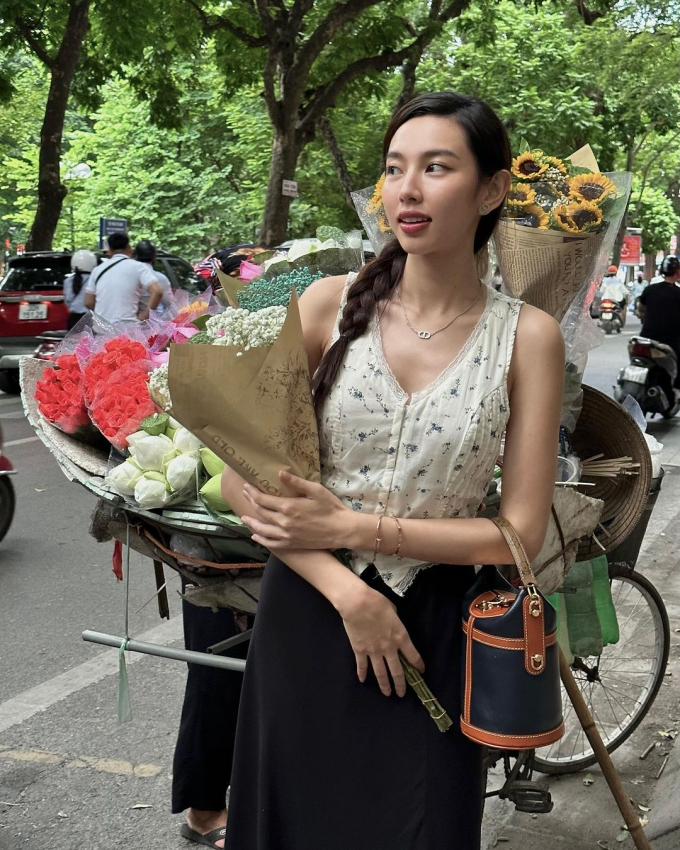 Hoa - Á hậu Việt xuống phố với loạt outfit xinh ngất, 