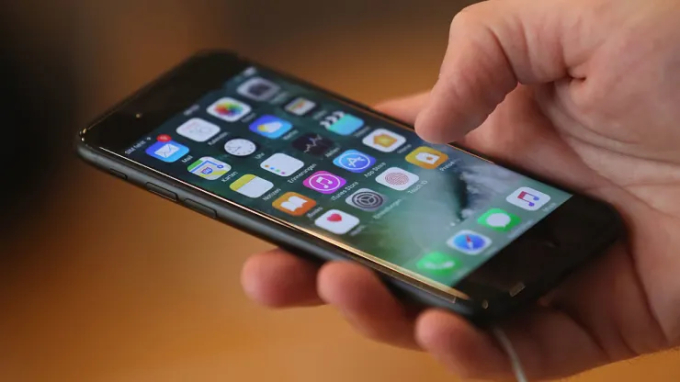   Những người dùng iPhone 6, iPhone 6 Plus, iPhone 6s, iPhone 6s Plus, iPhone 7, iPhone 7 Plus hoặc iPhone SE (trước ngày 6/10/2020) đều đủ điều kiện gửi khiếu nại để nhận khoản bồi thường. Ảnh: Sean Gallup | Getty Images  