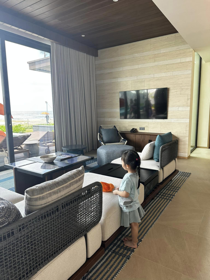 Một góc phòng khách tiện nghi trong căn biệt thự mới của gia đình Cường Đô La 
