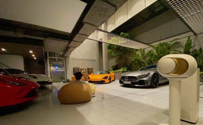 Vốn có niềm yêu thích với siêu xe, vợ chồng Cường Đô La đã lắp đặt gara rộng lớn chuyên để đặt những chiếc xe đắt tiền của mình