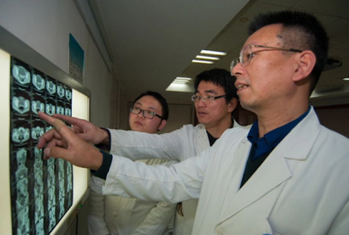   Nhóm hội chẩn của bác sĩ Chen Guiping đang phân tích ca bệnh của Xiaoyu (Ảnh bệnh viện cung cấp)  