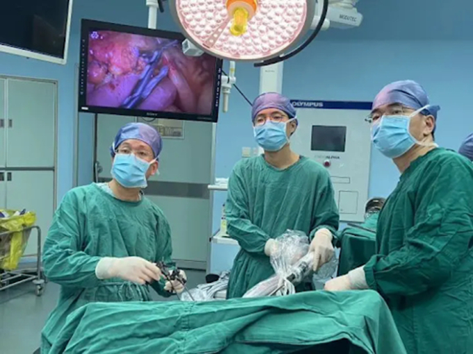   Các bác sĩ tiến hành phẫu thuật loại bỏ khối u đại trực tràng cho Xiaoyu (Ảnh bệnh viện cung cấp)  