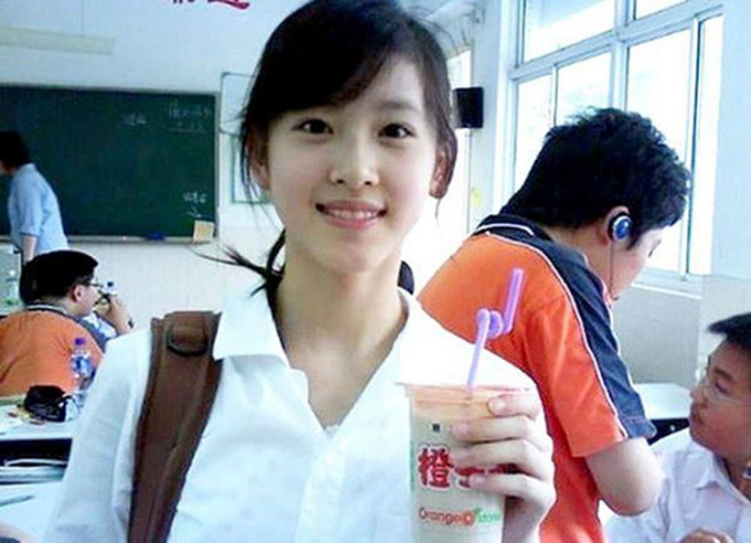 Bức ảnh cầm trà sữa khi còn là học sinh khiến Chương Trạch Thiên trở nên nổi tiếng 