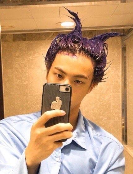 Jin tự nhuộm tóc tại khách sạn