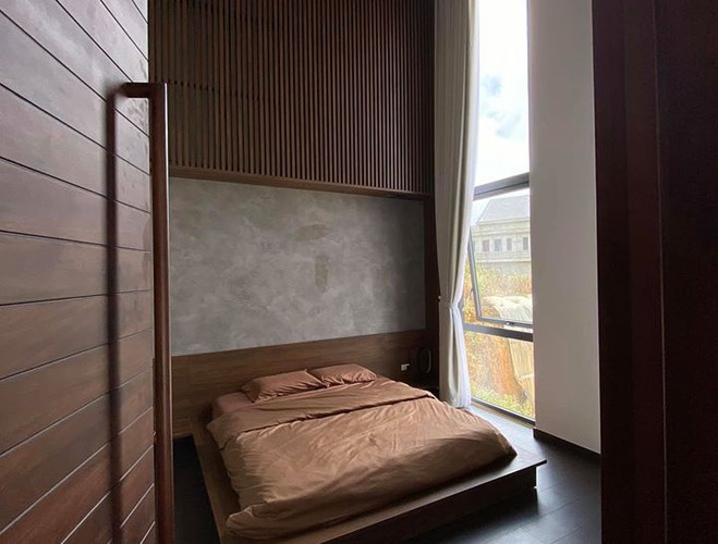 Phòng ngủ ấm áp với gam màu nâu chủ đạo               Bên trong phòng ngủ còn có những hệ tủ gỗ         