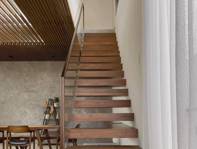 Cầu thang cũng được làm bằng chất liệu gỗ 
