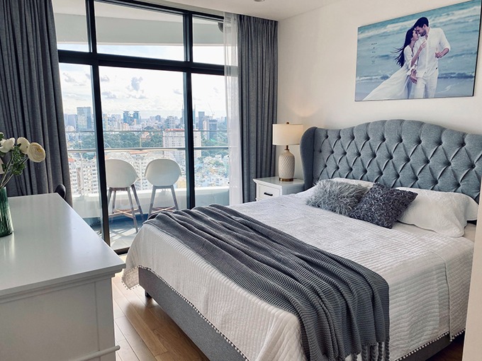 Phòng ngủ master của vợ chồng Hà Anh nổi bật với gam màu trắng xanh sang trọng