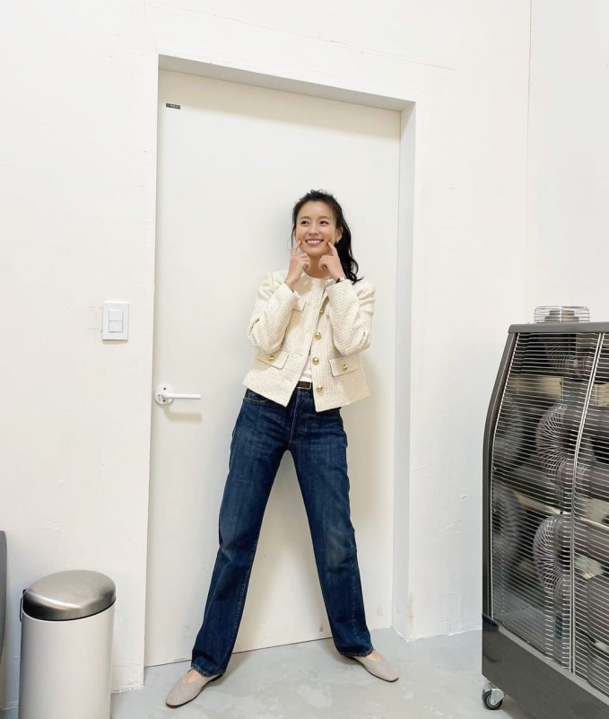 Thời tiết se lạnh, mỹ nhân Moving sẽ diện áo dạ tweed cùng quần jeans cạp cao. Công thức phối đồ này không quá mới mẻ nhưng vẫn được Han Hyo Joo áp dụng thường xuyên trong cuộc sống hàng ngày vì chúng tôn dáng, tạo cảm giác thân hình cân đối hơn và đôi chân dài hơn.