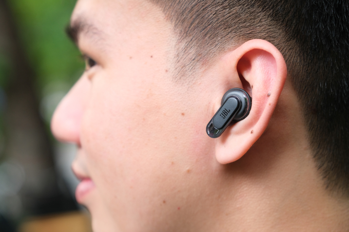 Ngoài ra, phần thân tai ngắn cũng giúp sản phẩm trông đẹp mắt hơn khi trên tai. Một điểm thú vị khác là bạn có thể sử dụng ứng dụng JBL Headphones để kiểm tra xem mẫu nút tai nào thích hợp với mình, từ đó cho trải nghiệm đeo thoải mái nhất.