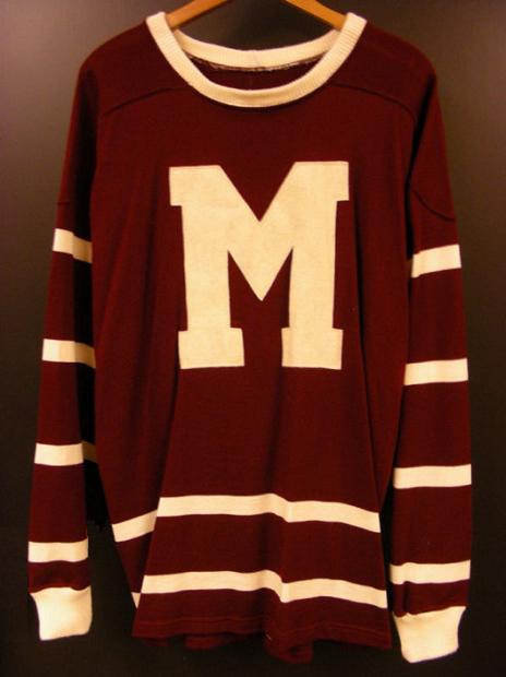 Chiếc áo của người đàn ông trong ảnh có chữ M tương tự logo của đội Montreal Maroons