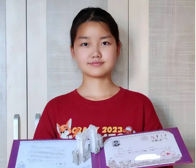 Hà Lâm cầm trên tay giấy báo nhập học của Thanh Hoa