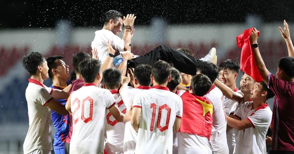   HLV Hoàng Anh Tuấn được học trò tung lên sau khi vô địch U23 Đông Nam Á  
