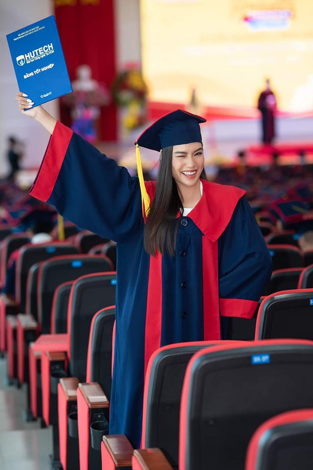 Hoàng Phương lúc nhận bằng tốt nghiệp đại học