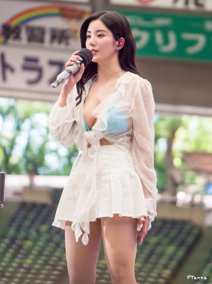 Trang phục đi diễn của Eun Bi thường khá sexy và ''đốt mắt''