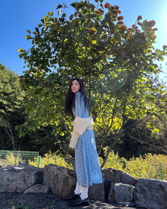   Vào mùa thu, Eun Bi phối váy hoa nhí dài tay với áo len cardigan. Công thức mix đồ này tuy không mới mẻ nhưng vẫn là gợi ý hoàn hảo để mọi chị em ứng dụng cho bản thân nếu muốn ghi điểm mặc đẹp khi tiết trời se lạnh.  