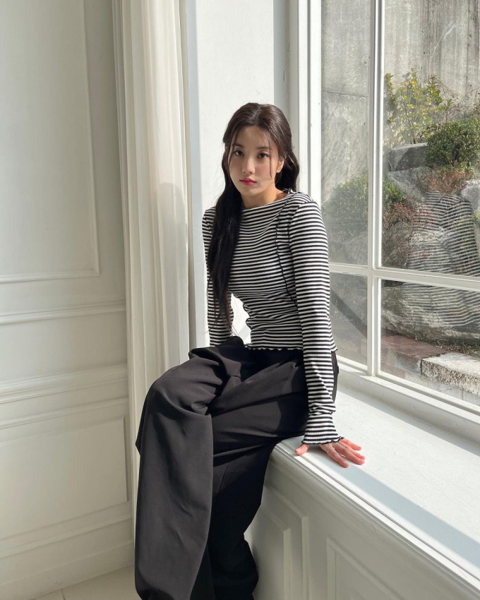 Và một trong những công thức mặc đẹp được Eun Bi yêu thích nhất chính là áo thun + quần vải ống rộng. Tủ đồ của nàng ta có vô số kiểu áo thun basic với đủ loại họa tiết và màu sắc khác nhau giúp các outfit không bị trùng lặp và tẻ nhạt. 