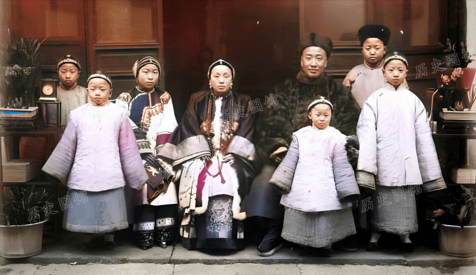 Bức ảnh chụp gia đình quý tộc với người đàn ông mặc trang phục à đội mũ lông đen là chủ nhà. Nhìn vào trang phục có thể thấy đây là một gia đình giàu có và sung túc.