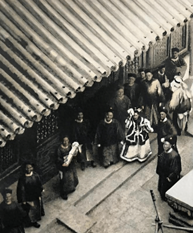 Bức ảnh hiếm chụp khi Từ Hi Thái hậu trở về Bắc Kinh năm 1902. Khi phát hiện nhiếp ảnh gia từ trên cao, bà đã bất ngờ ngẩng lên và vẫy khăn tay chào người nước ngoài.