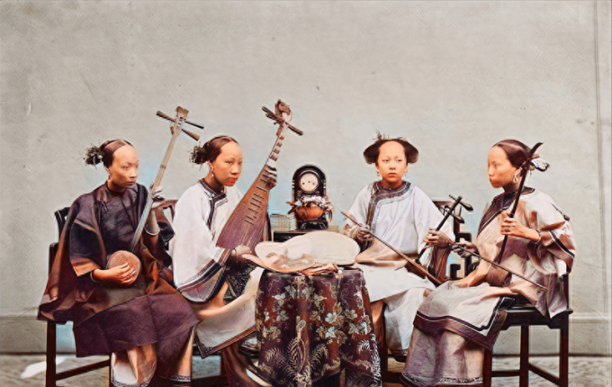 Bốn ca kỹ tài năng với các loại nhạc cụ truyền thống như đàn Tam Huyền, đàn Tỳ Bà,...