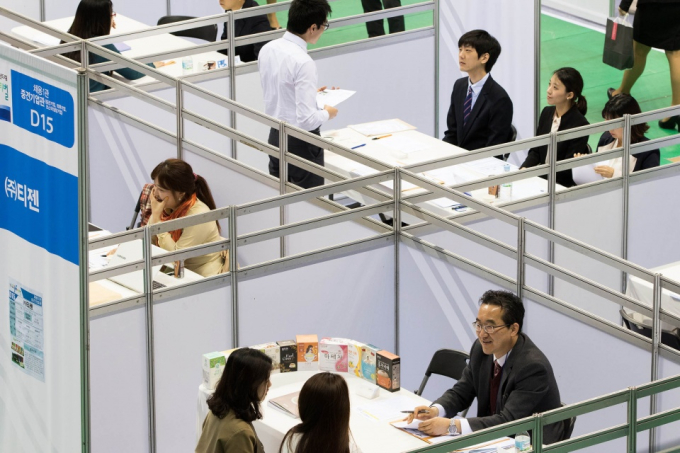 Hơn một nửa thanh niên Hàn Quốc thất nghiệp dù có bằng đại học, trung bình mất hơn 10 tháng mới tìm được công việc đầu tiên - Ảnh 1.
