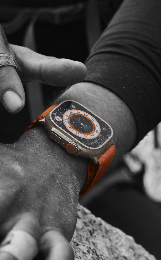   Mẫu đồng hồ Apple Watch Ultra ra mắt năm 2022 đã được Apple trang bị khung viền Titanium. Chất liệu siêu bền này được cho là sẽ xuất hiện trên iPhone 15 Pro và iPhone 15 Pro Max.  