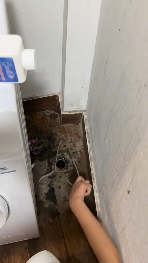 Nước thải chứa cặn bẩn sau khi chảy ra từ máy giặt đóng cặn trên mặt sàn nhà 