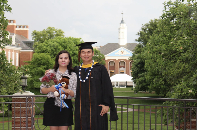 Anh trai Nam Phương - Lê Quang Nhật (bên phải) tốt nghiệp xuất sắc hệ Thạc sĩ ở ĐH Harvard