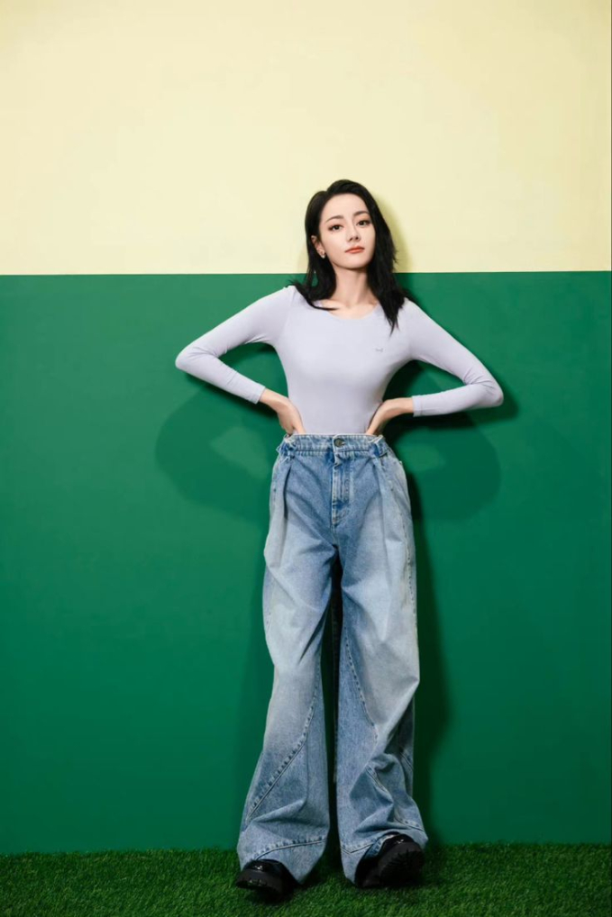 Những chiếc quần jeans ống rộng được Địch Lệ Nhiệt Ba biến tấu vô cùng đa dạng. Một trong những cách đơn giản nhất mà ai cũng có thể học theo chính là phối cùng áo thun dáng bó, vừa trẻ trung lại khoe dáng hiệu quả. 