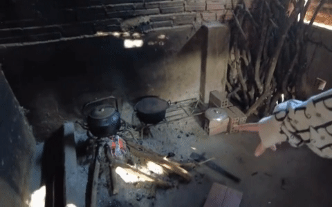 Gia đình Xoài Non cũng đang sử dụng bếp củi để nấu nướng              Căn nhà có một chiếc cổng sắt nhỏ          