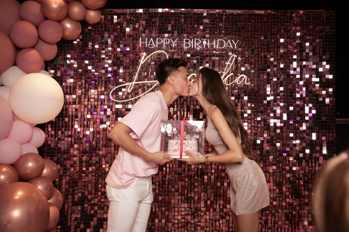 Cặp đôi trao cho nhau nụ hôn ngọt ngào trong bữa tiệc