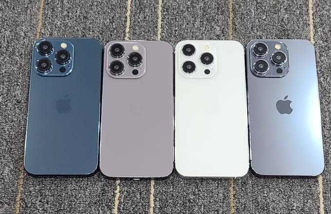 Mô hình được cho là iPhone 15 Pro có 4 phiên bản màu sắc, gồm 2 màu sắc mới là xám titan và xanh lam đậm. (Ảnh: SonnyDickson)