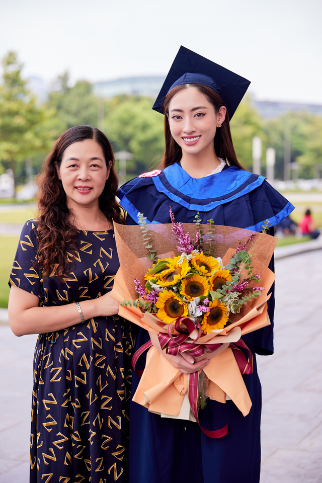 Hoa hậu Lương Thùy Linh chụp ảnh cùng mẹ trong lễ tốt nghiệp
