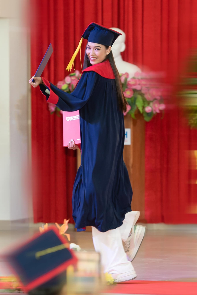 Lê Hoàng Phương rạng rỡ trong lễ tốt nghiệp của mình