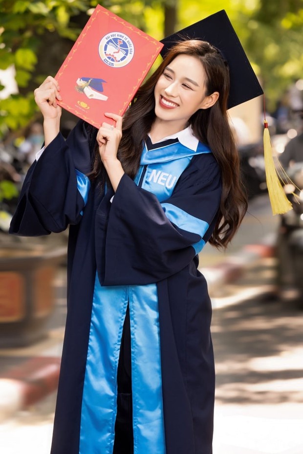 Hoa hậu Đỗ Thị Hà khoe ảnh tốt nghiệp trường Đại học Kinh tế quốc dân 