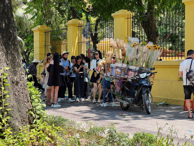 Hà Nội ngày 2/9: Hàng nghìn du khách xếp hàng thăm Lăng Bác, đông nghịt nàng thơ 