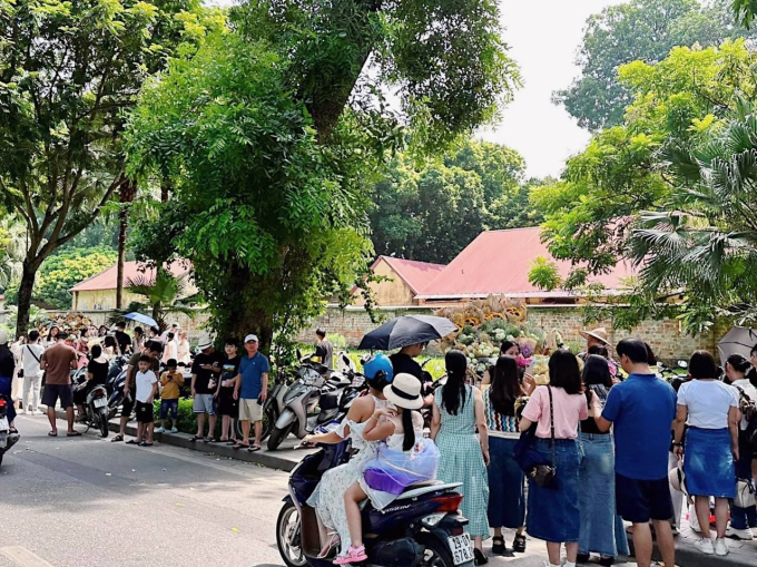 Hà Nội ngày 2/9: Hàng nghìn du khách xếp hàng thăm Lăng Bác, đông nghịt nàng thơ 