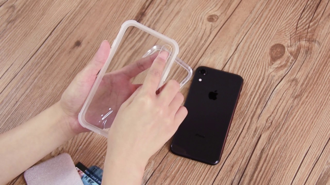 Apple khuyến cáo bạn tốt nhất là tháo ốp lưng khi sạc pin cho iPhone. (Ảnh: YouTube)