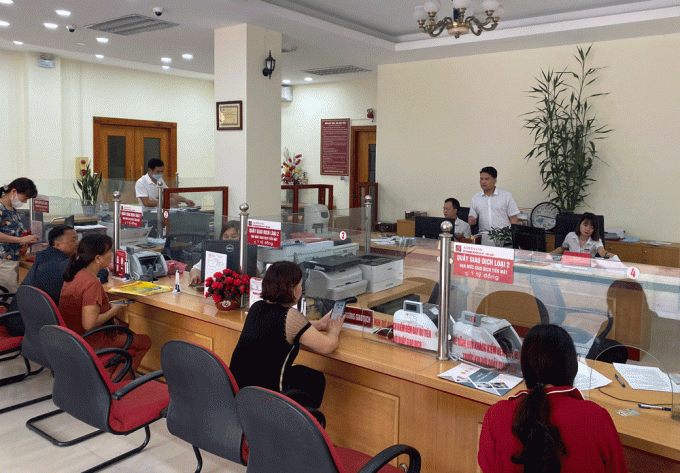 Khách hàng giao dịch tại Agribank Chi nhánh huyện Ba Bể.