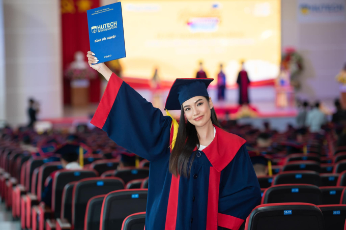 Nàng Hậu trong thời khắc tốt nghiệp đại học của mình