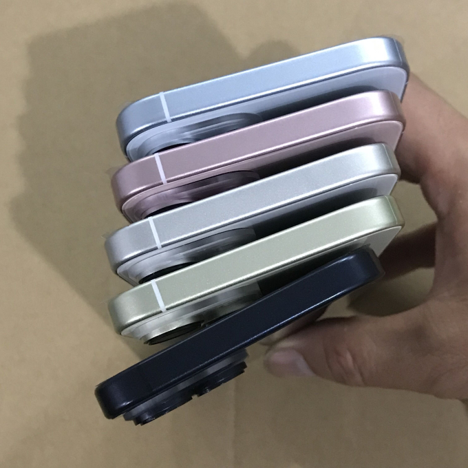 Bộ đôi iPhone 15 và 15 Plus giờ đây đã có ngoại hình tròn trịa hơn thay vì vuông vức như iPhone 14. (Ảnh: SonnyDickson)