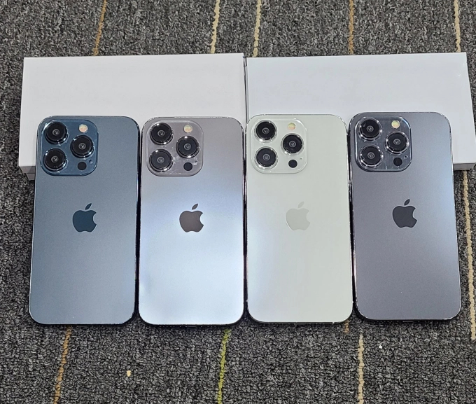   Mô hình được cho là iPhone 15 Pro có 4 phiên bản màu sắc, gồm 2 màu sắc mới là xám titan và xanh lam đậm. (Ảnh: SonnyDickson)  