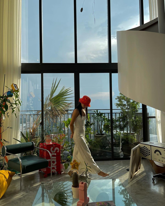 Khánh Linh thỏa sức tạo dáng, pose ảnh trong chính căn nhà của mình 