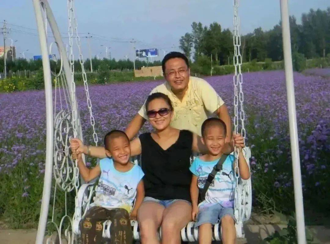 Triệu Tử Khang (đầu tiên từ trái sang) chụp ảnh cùng bố mẹ và anh trai